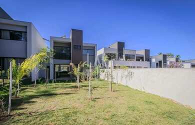 Imagem: A casa em condomínio possui 4 Dormitórios, 2 Banheiros, 3