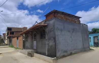 Imagem: A casa possui 2 Dormitórios, 1 Banheiro, 1 Vaga na garagem