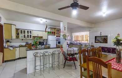 Imagem: A casa possui 5 Dormitórios, 5 Banheiros, 2 Vagas na garagem