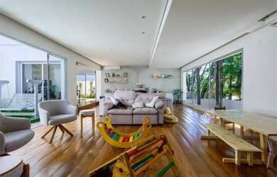 Imagem: A casa possui 5 Dormitórios, 5 Banheiros, 4 Vagas na garagem