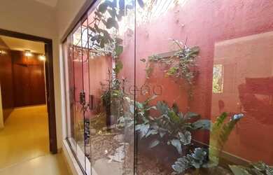 Imagem: A casa possui 3 Dormitórios, 3 Banheiros, 4 Vagas na garagem