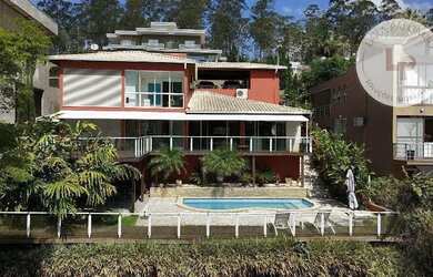 Imagem: A casa em condomínio possui 3 Dormitórios, 4 Banheiros, 450m²