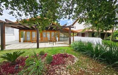 Imagem: A casa em condomínio possui 4 Dormitórios, 3 Banheiros, 5