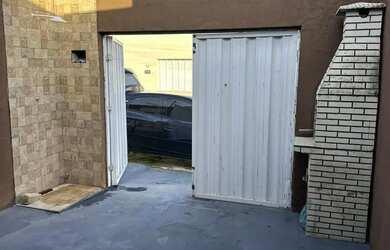 Imagem: A casa possui 2 Dormitórios, 2 Banheiros, 1 Vaga na garagem