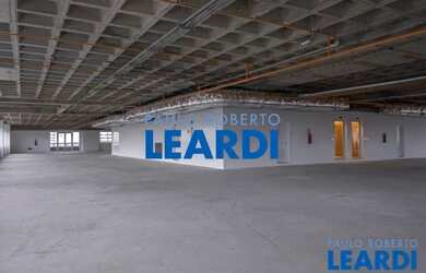 Imagem: O depósito possui 5 Vagas na garagem, 2.228m² de Área e