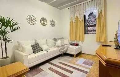 Imagem: A casa possui 3 Dormitórios, 1 Banheiro, 2 Vagas na garagem