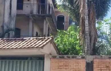 Imagem: A casa possui 5 Dormitórios, 3 Banheiros, 3 Vagas na garagem