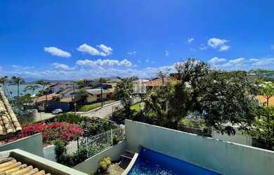 Imagem: A casa possui 5 Dormitórios, 4 Banheiros, 2 Vagas na garagem