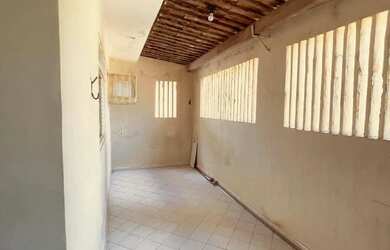 Imagem: A casa possui 4 Dormitórios, 3 Banheiros, 1 Vaga na garagem