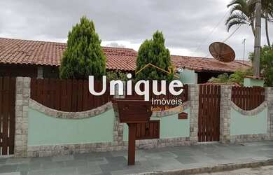 Imagem: A casa possui 4 Dormitórios, 2 Banheiros, 1 Vaga na garagem