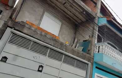 Imagem: A casa e possui 4 Dormitórios, 3 Banheiros, 2 Vagas na garagem