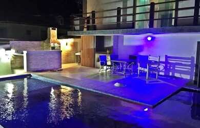 Imagem: A casa possui 3 Dormitórios, 3 Banheiros, 4 Vagas na garagem