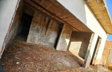 Imagem: A casa possui 2 Dormitórios, 2 Banheiros, 2 Vagas na garagem