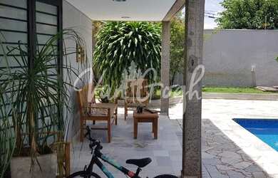 Imagem: A casa possui 4 Dormitórios, 5 Banheiros, 2 Vagas na garagem