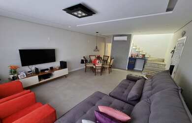 Imagem: A casa possui 3 Dormitórios, 4 Banheiros, 3 Vagas na garagem