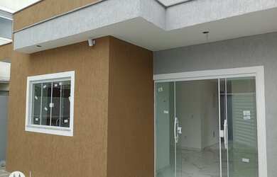 Imagem: A casa possui 4 Dormitórios, 2 Banheiros, 1 Vaga na garagem