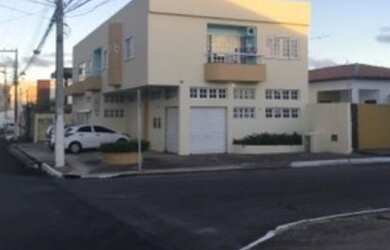 Imagem: A casa possui 4 Dormitórios, 1 Banheiro, 2 Vagas na garagem