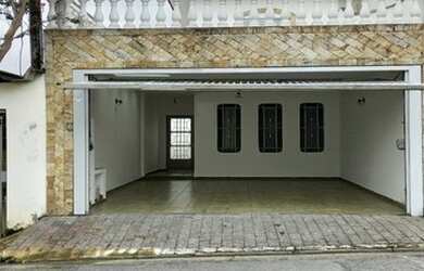 Imagem: A casa possui 3 Dormitórios, 2 Banheiros, 2 Vagas na garagem