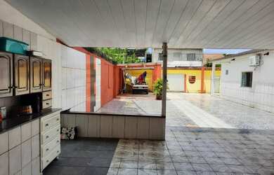 Imagem: A casa possui 4 Dormitórios, 4 Banheiros, 5 Vagas na garagem