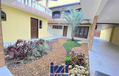 Imagem: A casa possui 3 Dormitórios, 3 Banheiros, 288m² de Área e