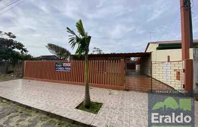 Imagem: A casa possui 4 Dormitórios, 1 Banheiro, 2 Vagas na garagem