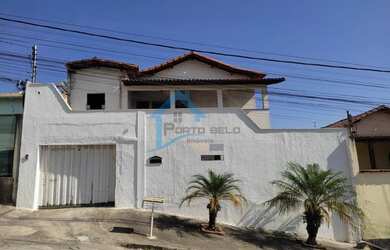 Imagem: A casa possui 4 Dormitórios, 2 Banheiros, 4 Vagas na garagem