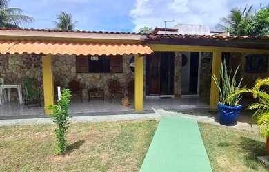 Imagem: A casa possui 3 Dormitórios, 2 Banheiros, 5 Vagas na garagem