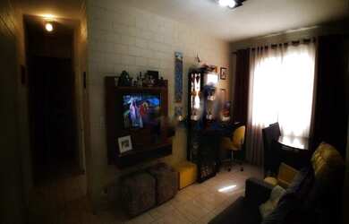 Imagem: O apartamento possui 2 Dormitórios, 1 Banheiro, 1 Vaga na garagem