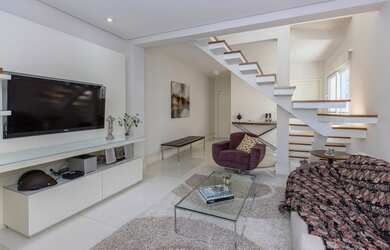 Imagem: A casa possui 3 Dormitórios, 5 Banheiros, 2 Vagas na garagem