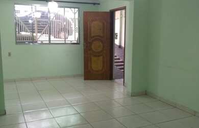 Imagem: A casa possui 3 Dormitórios, 2 Banheiros, 1 Vaga na garagem