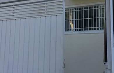 Imagem: A casa possui 2 Dormitórios, 2 Banheiros, 2 Vagas na garagem