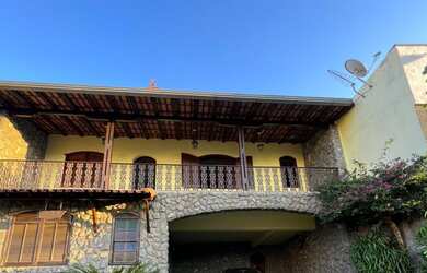 Imagem: A casa possui 3 Dormitórios, 3 Banheiros, 3 Vagas na garagem