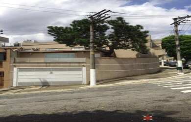 Imagem: A casa possui 2 Banheiros, 3 Vagas na garagem e 250m² de Área