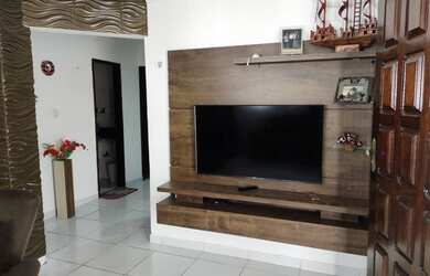 Imagem: A casa possui 3 Dormitórios, 2 Banheiros, 2 Vagas na garagem