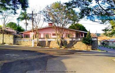 Imagem: A casa possui 4 Dormitórios, 4 Banheiros, 2 Vagas na garagem