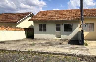 Imagem: A casa possui 3 Dormitórios, 1 Banheiro, 1 Vaga na garagem