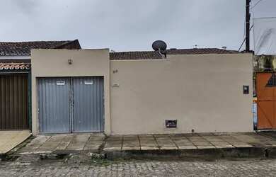 Imagem: A casa possui 4 Dormitórios, 1 Banheiro, 2 Vagas na garagem