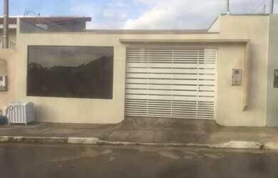 Imagem: A casa possui 2 Dormitórios, 1 Banheiro e 1 Vaga na garagem