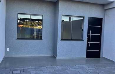 Imagem: A casa possui 2 Dormitórios, 1 Banheiro, 2 Vagas na garagem