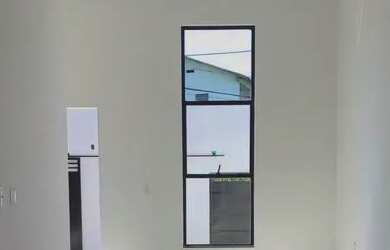 Imagem: A casa possui 3 Dormitórios, 2 Banheiros, 2 Vagas na garagem