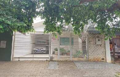 Imagem: A casa possui 3 Dormitórios, 1 Banheiro, 1 Vaga na garagem