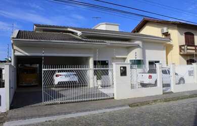 Imagem: A casa possui 3 Dormitórios, 3 Banheiros, 3 Vagas na garagem