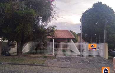 Imagem: A casa possui 3 Dormitórios, 1 Banheiro, 4 Vagas na garagem