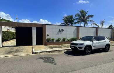 Imagem: A casa possui 3 Dormitórios, 3 Banheiros, 5 Vagas na garagem