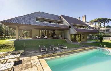 Imagem: A casa em condomínio possui 5 Dormitórios, 5 Banheiros, 4