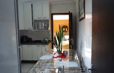 Imagem: O apartamento possui 2 Dormitórios, 1 Banheiro, 2 Vagas na