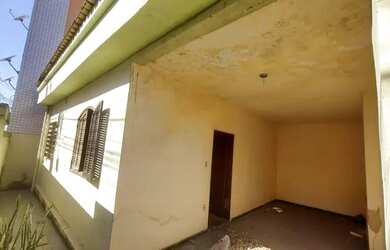 Imagem: A casa possui 3 Dormitórios, 3 Banheiros, 2 Vagas na garagem