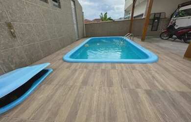 Imagem: A casa possui 3 Dormitórios, 2 Banheiros, 2 Vagas na garagem