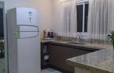 Imagem: A casa possui 3 Dormitórios, 1 Banheiro, 2 Vagas na garagem