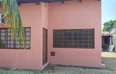 Imagem: A casa possui 2 Dormitórios, 1 Banheiro, 1 Vaga na garagem